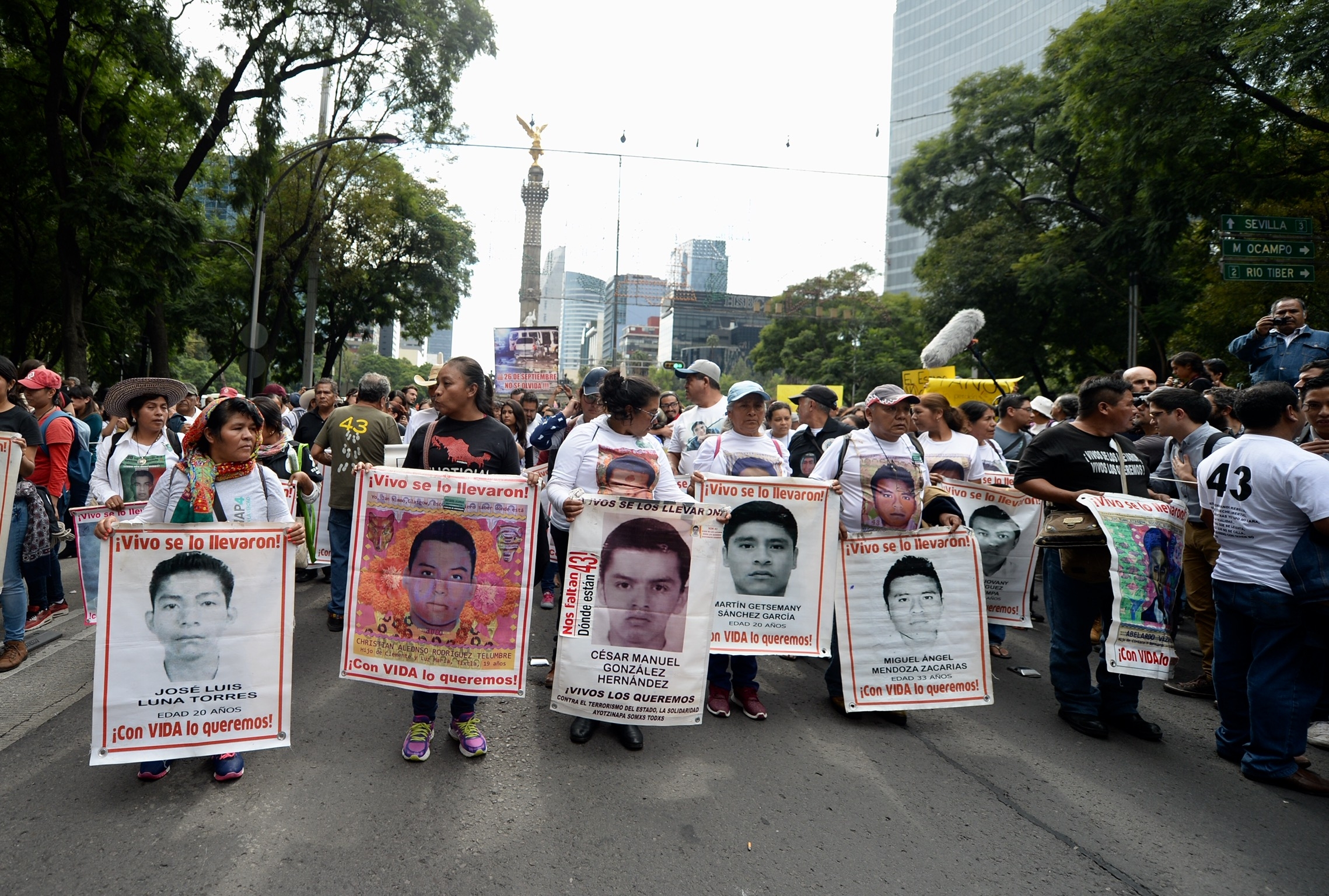 Por decreto continuará la investigación del caso Ayotzinapa; AMLO asume compromisos con padres de los 43 estudiantes desaparecidos