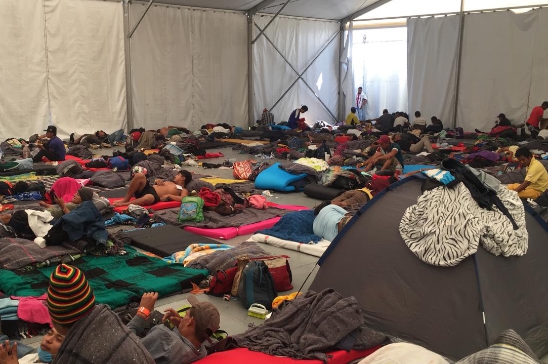 Caravana de migrantes decide seguir a EU