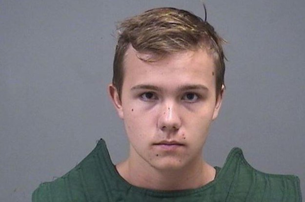 Detienen a joven de 18 años por amenazas en redes sociales y le decomisan 25 armas de fuego