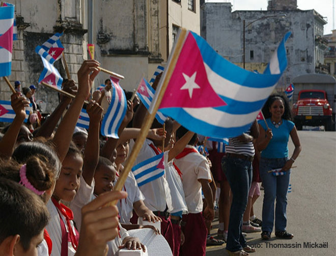 Urgen eliminar impuesto de dólar en Cuba 