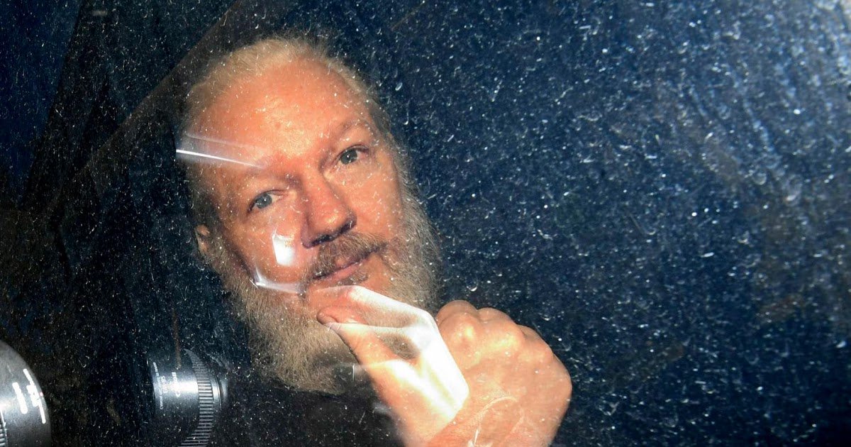 Aplazan las audincias de Assange por salud