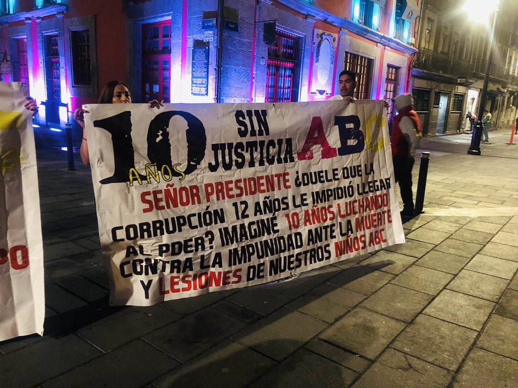 Familiares de víctimas de la Guardería ABC exigen justicia frente a Palacio Nacional