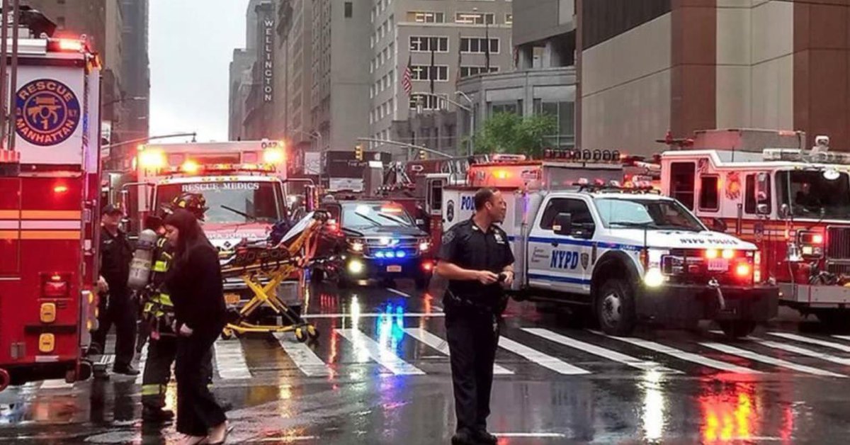Helicóptero se estrella contra edificio en Nueva York