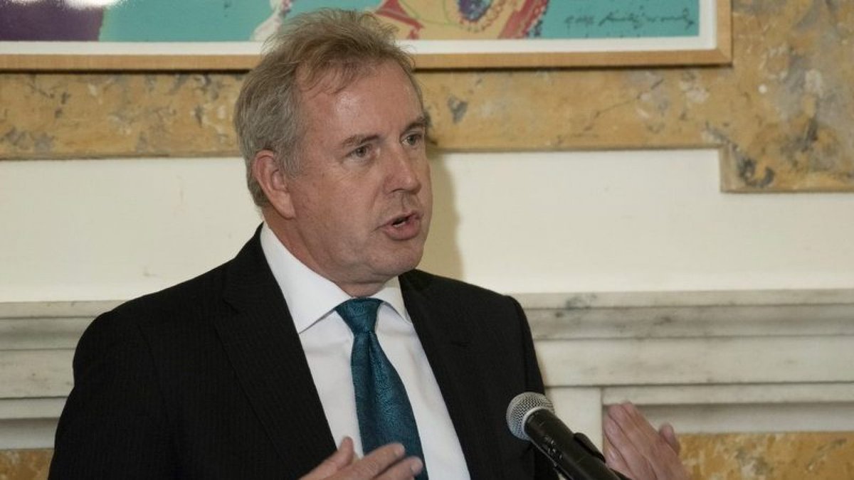 Embajador británico en EU renuncia por filtración de mensajes 
