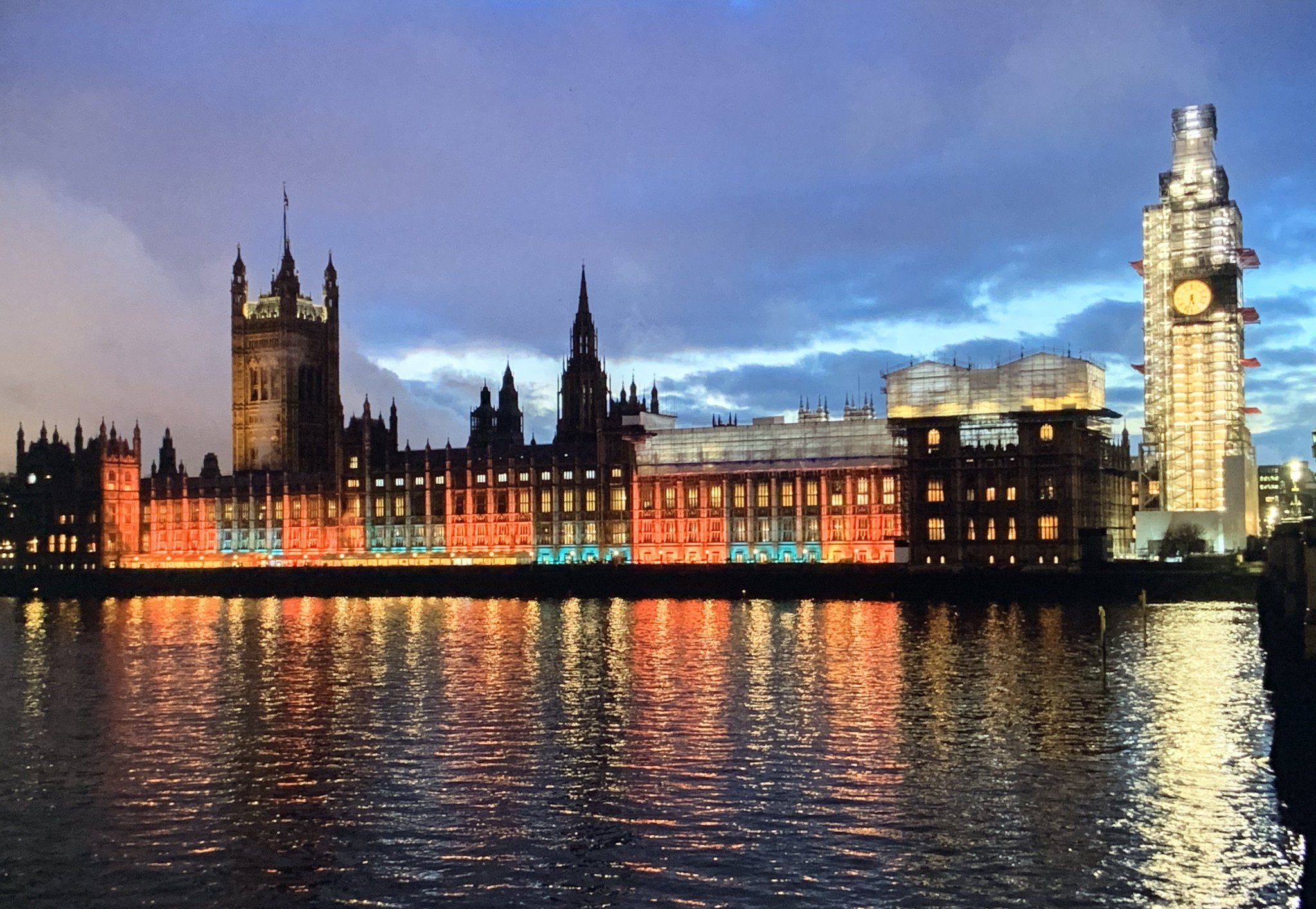 Parlamento británico aprueba prórroga para brexit
