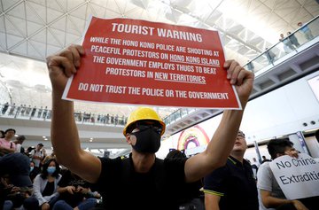 Protestan trabajadores del aeropuerto de Hong Kong