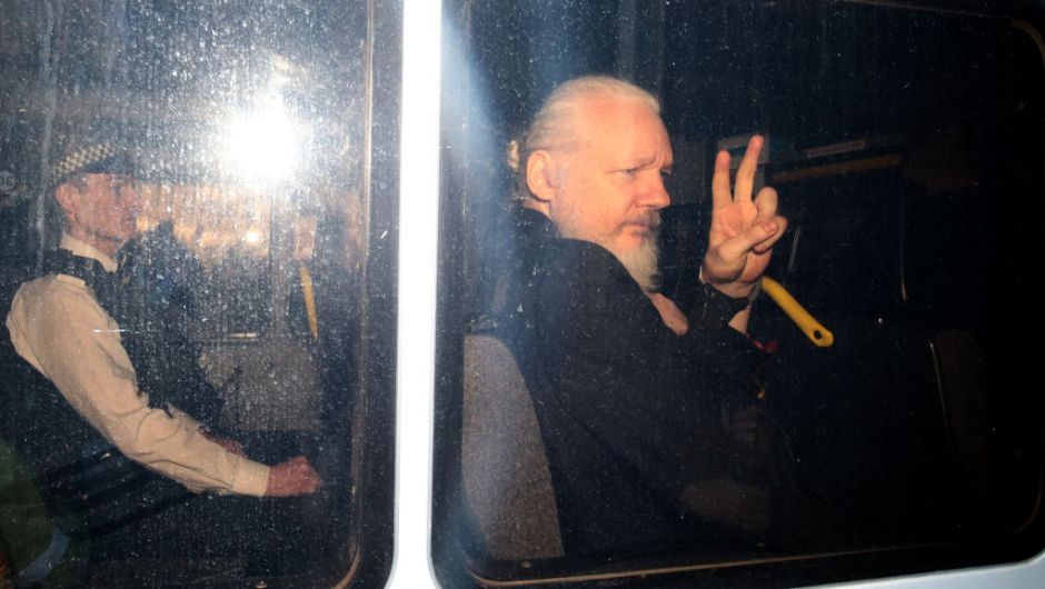 Juez británico declara culpable a Assange de violar libertad condicional