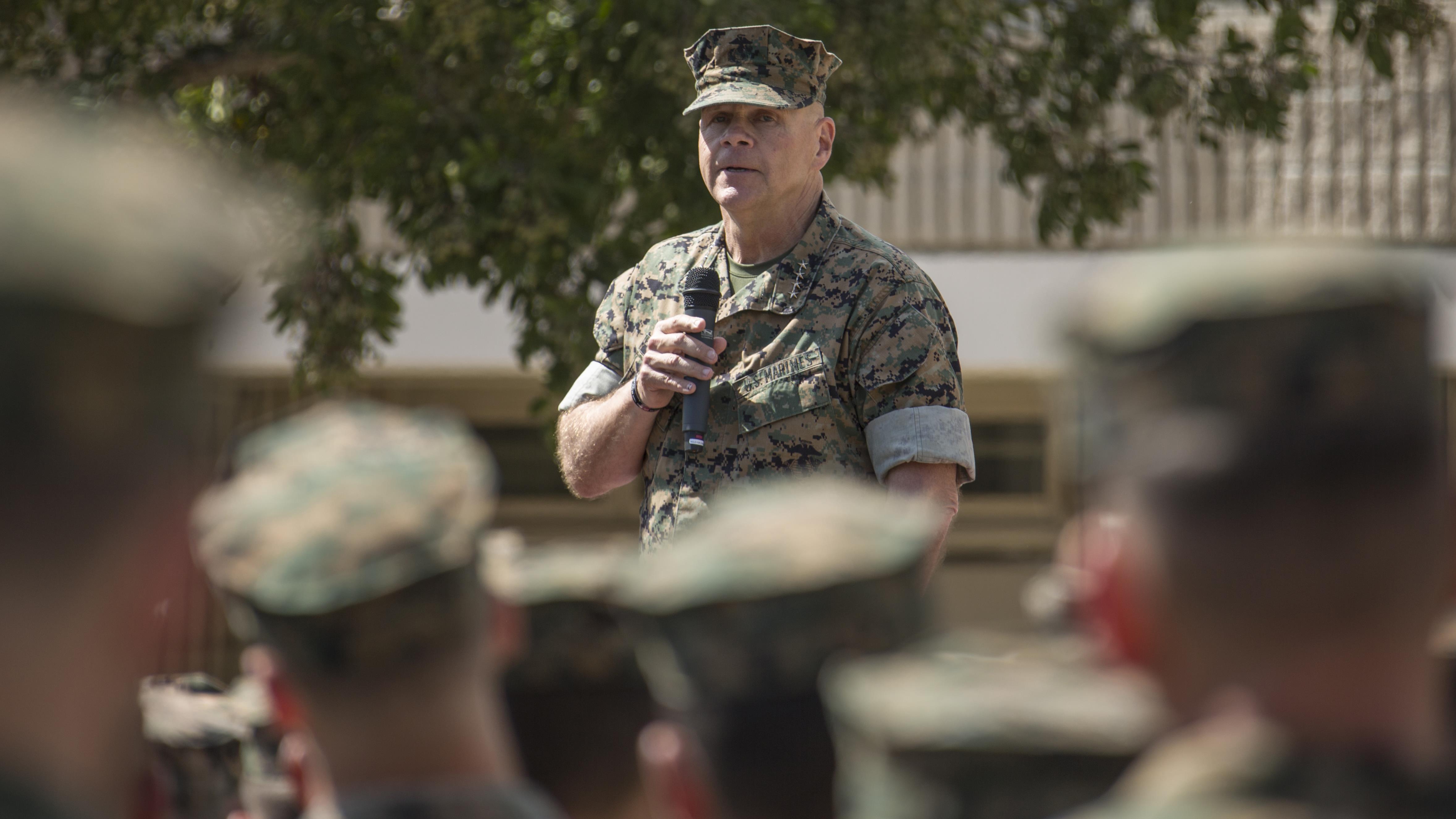 Comandante de los Marines de EUA protesta contra el muro