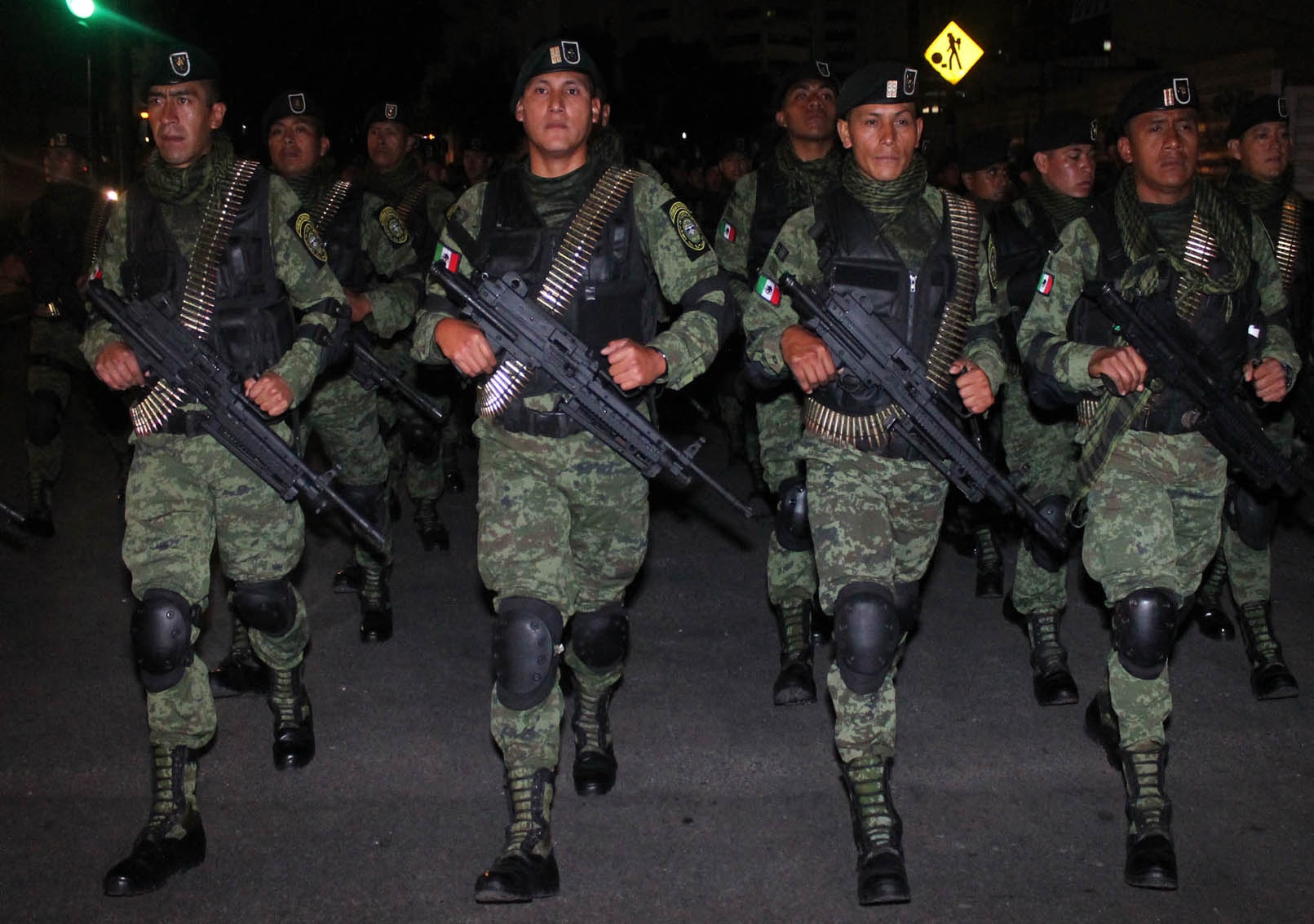 Las fuerzas armadas continuarán en las calles para garantizar la seguridad pública