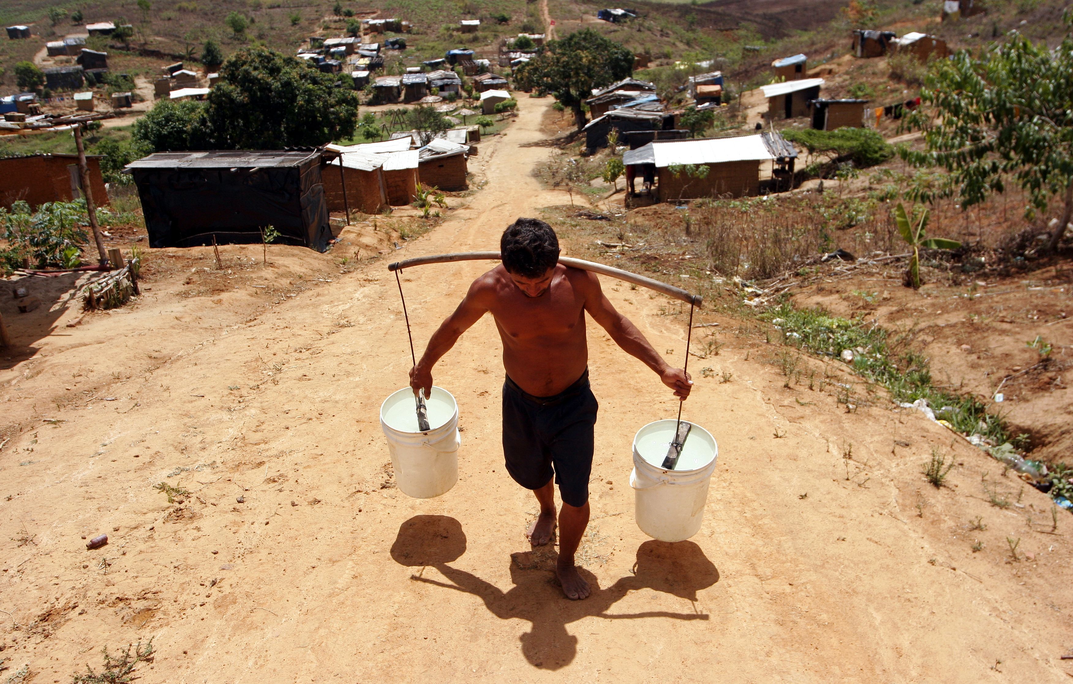 Más de 663 millones de personas viven sin suministro de agua potable cerca de casa