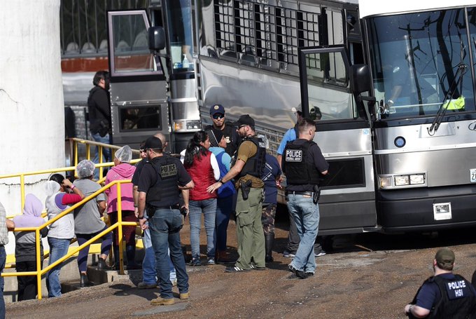 Detienen a 107mexicanos en redada antimigrantes en Mississippi 