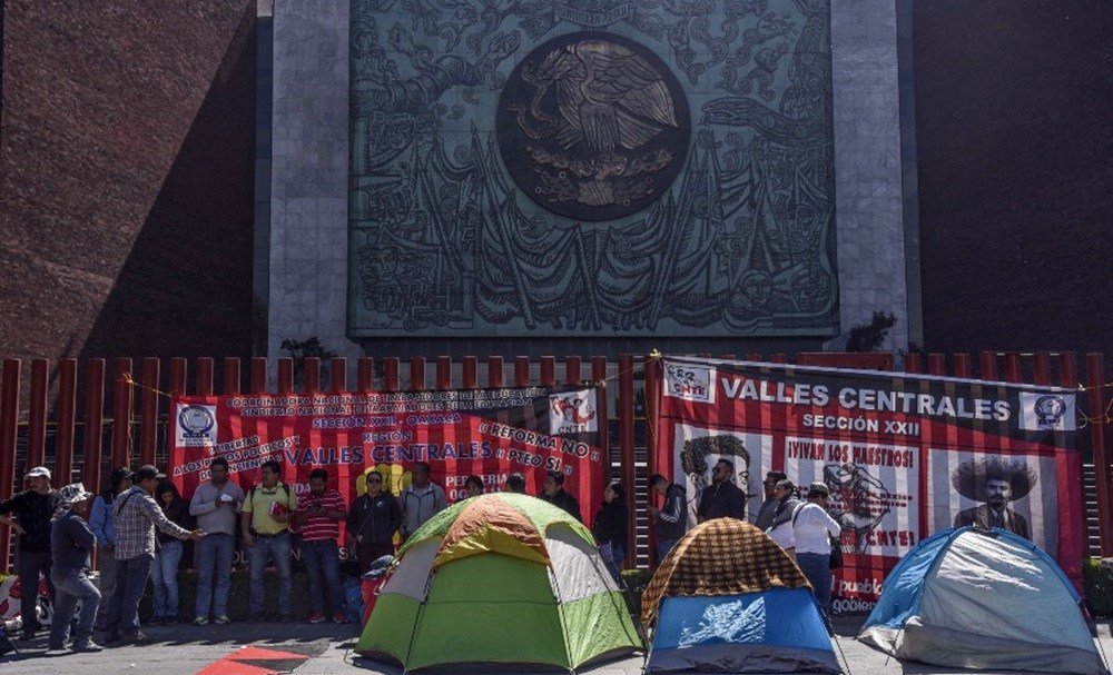 Por bloqueo de la CNTE suspenden sesión en San Lázaro